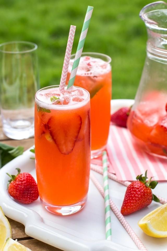 รูปภาพ:https://images.britcdn.com/wp-content/uploads/2017/04/Spiked-strawberry-basil-lemonade-7.jpg?fit=max&w=800