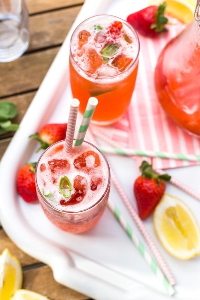 รูปภาพ:https://images.britcdn.com/wp-content/uploads/2017/04/Spiked-strawberry-basil-lemonade-8.jpg?fit=max&w=800