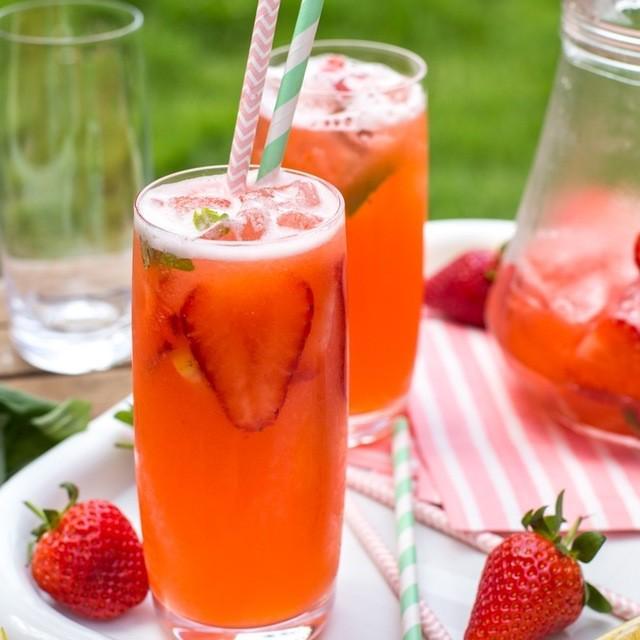 ตัวอย่าง ภาพหน้าปก:Spiked Strawberry Basil Lemonade น้ำมะนาวสตรอว์เบอร์รี่ใส่ใบโหระพา ดื่มเพลินชื่นใจสุดๆ