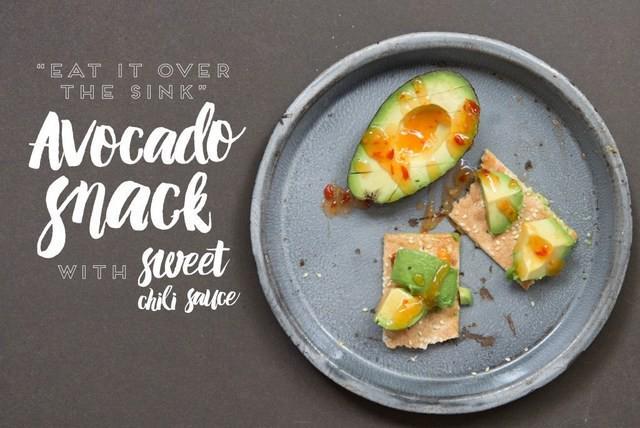 รูปภาพ:https://i1.wp.com/www.sugarpickles.com/wp-content/uploads/2015/06/avocado-snack-with-crackers-and-chili-paste_feature-01-1024x684.jpg?resize=1024%2C684