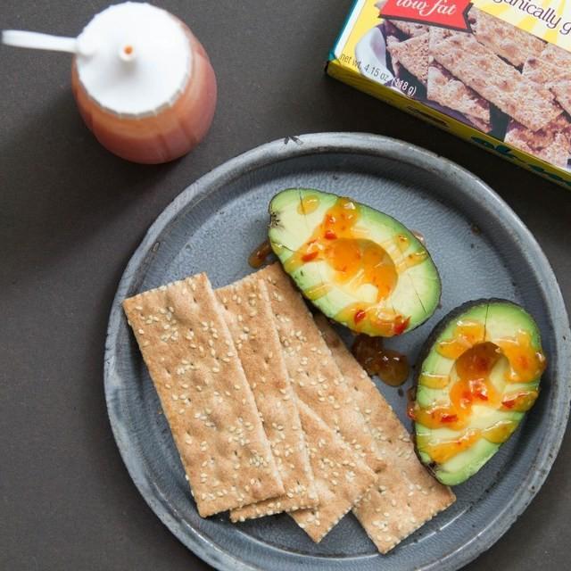 ตัวอย่าง ภาพหน้าปก:Avocado Snack with Chili Sauce and Crackers อโวคาโดราดซอสเผ็ดและแครกเกอร์ ไขมันต่ำ
