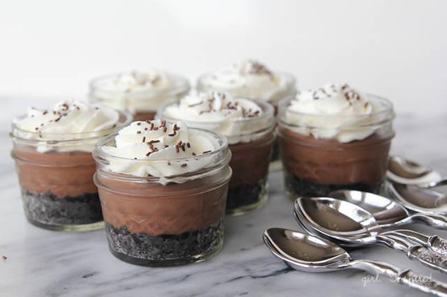 รูปภาพ:http://thegirlinspired.com/wp-content/uploads/2015/01/Mini-Chocolate-Cream-Pies-1.jpg