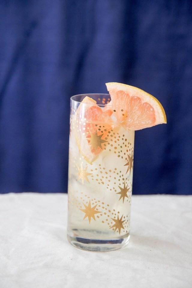 รูปภาพ:https://i0.wp.com/www.sugarpickles.com/wp-content/uploads/2015/04/grapefruit-wine-spritzer-7-683x1024.jpg?resize=683%2C1024