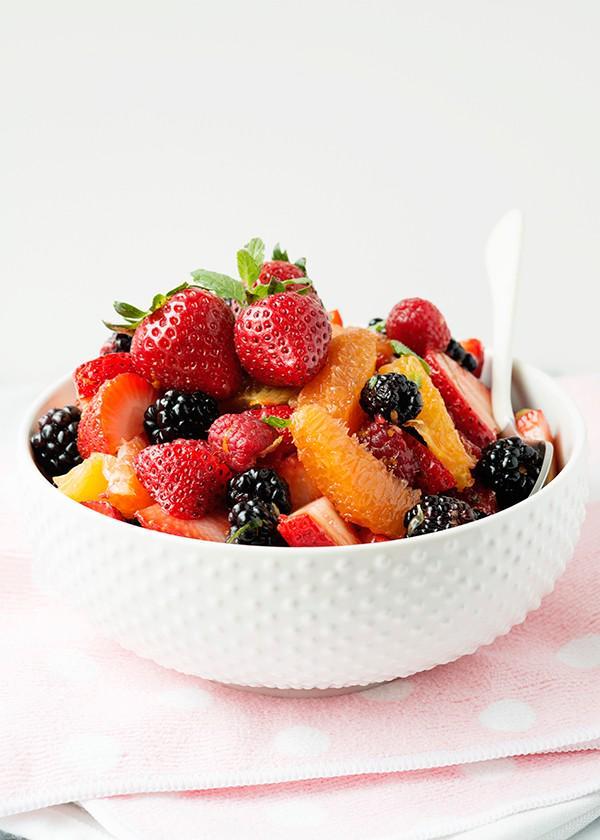 รูปภาพ:http://bakedbree.com/wp-content/uploads/2013/05/citrus-mint-berry-salad_18.jpg