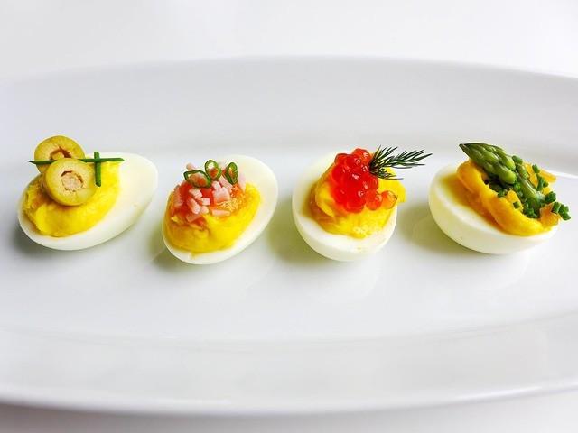 รูปภาพ:http://www.seriouseats.com/recipes/assets_c/2017/03/20170327-deviled-eggs-canal-house-11-thumb-1500xauto-437098.jpg