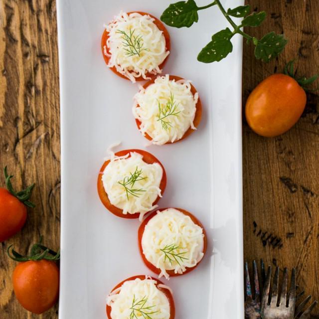 ตัวอย่าง ภาพหน้าปก:'Snowy Tomato Slices'  มะเขือเทศโรยชีส เมนูของกินเล่นแสนสะดวก ได้ประโยชน์เต็มคำ