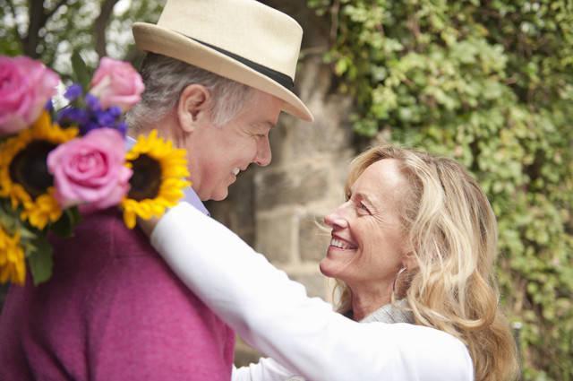 รูปภาพ:http://i.huffpost.com/gen/1329360/images/o-OLDER-MAN-GIVING-FLOWERS-facebook.jpg