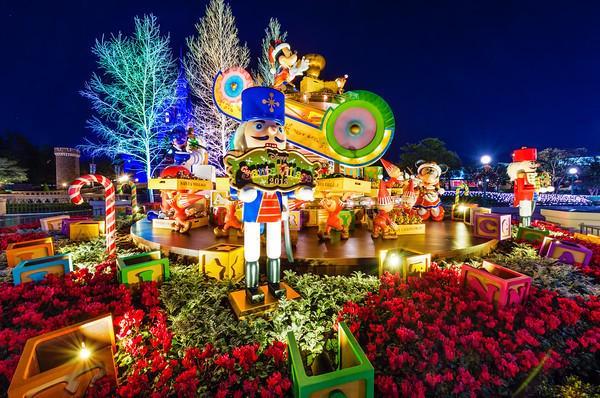รูปภาพ:http://tombricker.smugmug.com/Disney/Tokyo-Disneyland/i-smQ9xdf/0/M/santa-village-display-tokyo-disneyland-night-M.jpg