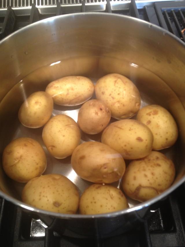 รูปภาพ:http://www.sparklesisterssecrets.com/wp-content/uploads/2013/05/roasted-potatoes-boil.jpg