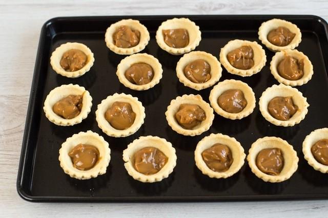 รูปภาพ:https://images.britcdn.com/wp-content/uploads/2017/04/Mini-millionaires-shortbread-tarts-2.jpg?fit=max&w=800