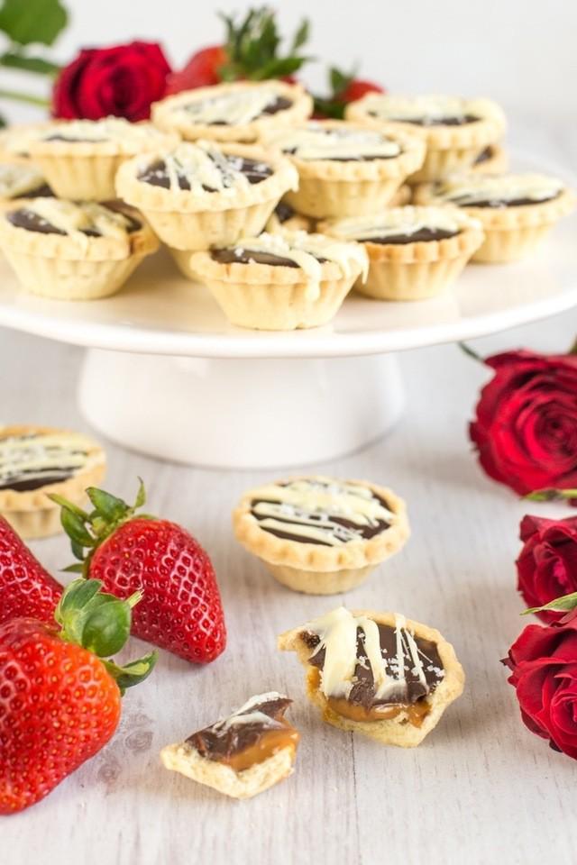 รูปภาพ:https://images.britcdn.com/wp-content/uploads/2017/04/Mini-millionaires-shortbread-tarts-7.jpg?fit=max&w=800