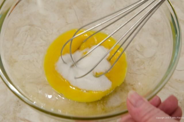รูปภาพ:http://pastrieslikeapro.com/wp-content/uploads/2015/06/Whisking-egg-yolk-sugar.jpg