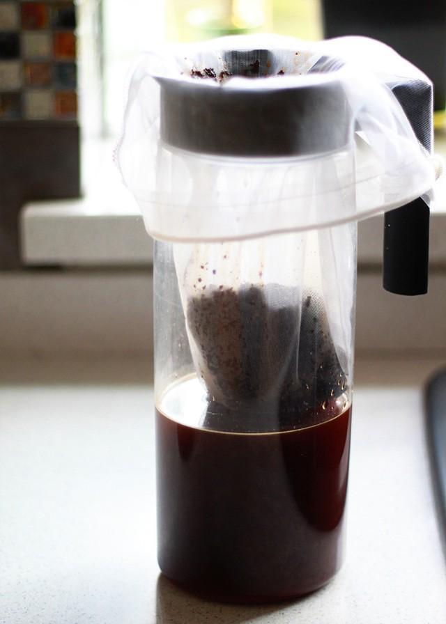 รูปภาพ:http://www.kitchentreaty.com/wp-content/uploads/2014/04/How-to-Make-Cold-Brewed-Iced-Coffee-Concentrate-strain-2.jpg