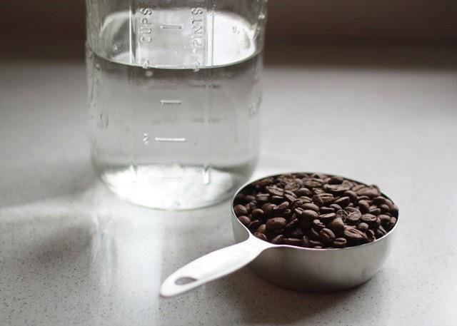 รูปภาพ:http://www.kitchentreaty.com/wp-content/uploads/2014/04/How-to-Make-Cold-Brewed-Iced-Coffee-Concentrate-pick-great-beans.jpg