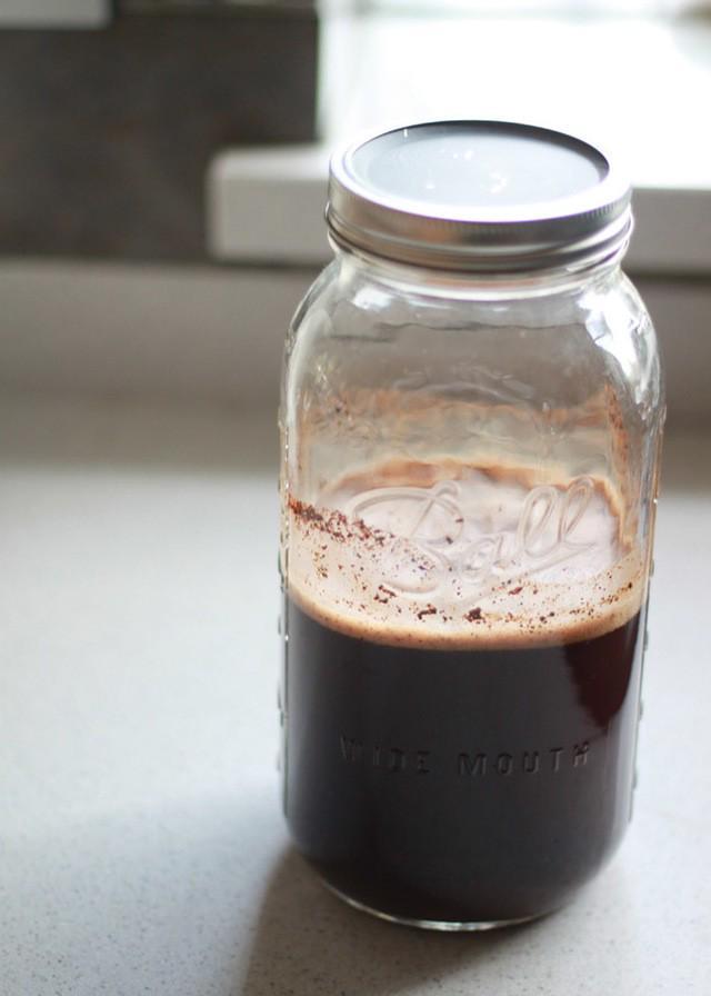 รูปภาพ:http://www.kitchentreaty.com/wp-content/uploads/2014/04/How-to-Make-Cold-Brewed-Iced-Coffee-Concentrate-after-12-hours.jpg