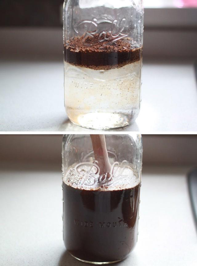 รูปภาพ:http://www.kitchentreaty.com/wp-content/uploads/2014/04/How-to-Make-Cold-Brewed-Iced-Coffee-Concentrate-stir-before-it-brews.jpg
