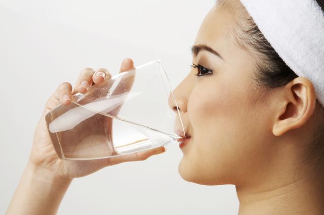 รูปภาพ:http://www.mirandahomeservices.com/wp-content/uploads/2014/08/bigstock-Woman-Drinking-Water-4483550-1.jpg