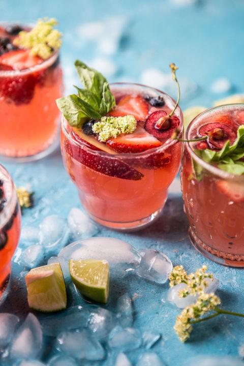 รูปภาพ:http://ghk.h-cdn.co/assets/17/18/480x720/gallery-1493847404-summertime-rose-tequila-sangria-1.jpg