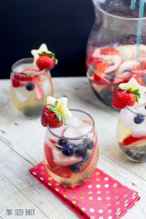 รูปภาพ:http://ghk.h-cdn.co/assets/17/18/480x720/gallery-1493847674-red-white-and-blueberry-sangria-recipe-5-600x900.jpg