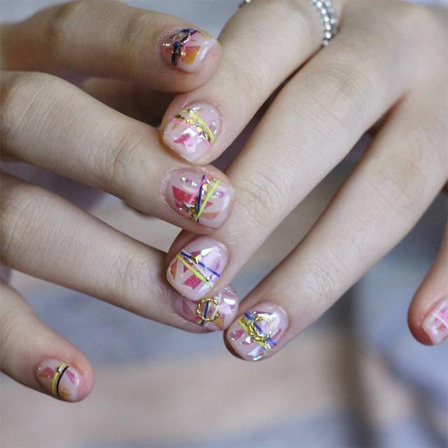 รูปภาพ:http://glaminati.com/wp-content/uploads/2016/08/bracelet-nail-art-trend-9.jpg