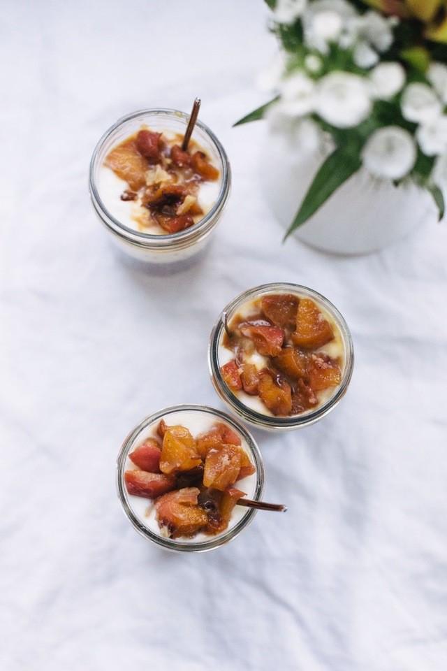 รูปภาพ:https://images.britcdn.com/wp-content/uploads/2015/01/Apple-Pie-Chia-Pudding-Nanette-Wong-9.jpg?fit=max&w=800