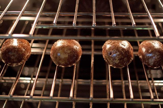 รูปภาพ:http://www.kitchentreaty.com/wp-content/uploads/2012/08/how-to-cook-baked-potatoes9-700x467.jpg