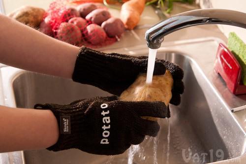รูปภาพ:https://images.vat19.com/skruba-gloves/skruba-gloves-cleaning-potato.jpg