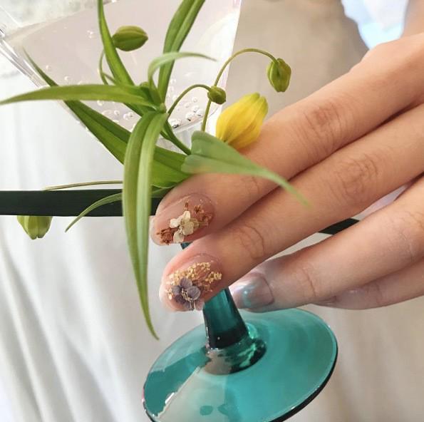 รูปภาพ:http://styleskinner.com/wp-content/uploads/2017/04/33-dryflowernail.jpg