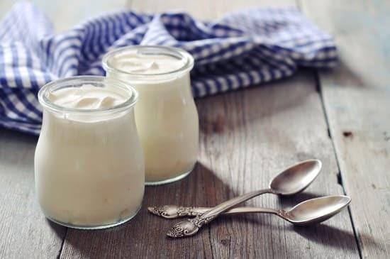 รูปภาพ:https://cdn.authoritynutrition.com/wp-content/uploads/2014/11/jars-of-yogurt-on-a-wooden-table.jpg