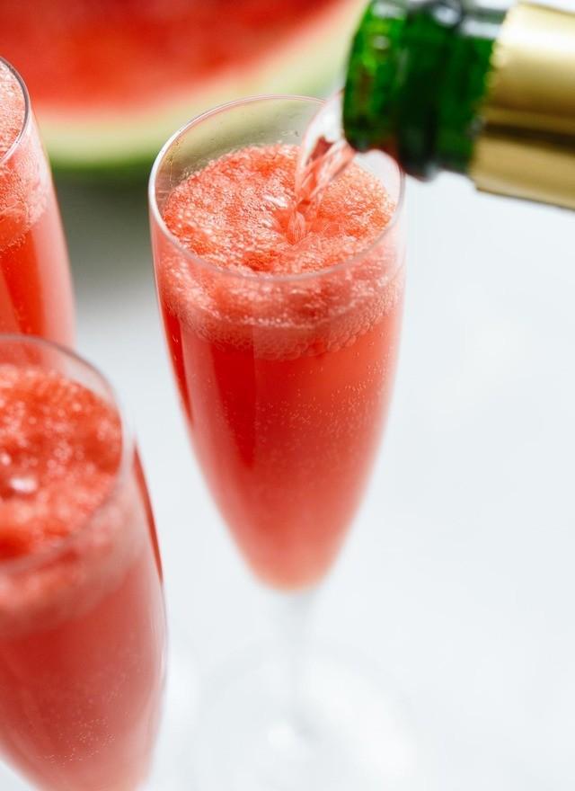 รูปภาพ:http://cookieandkate.com/images/2016/07/how-to-make-watermelon-mimosas.jpg
