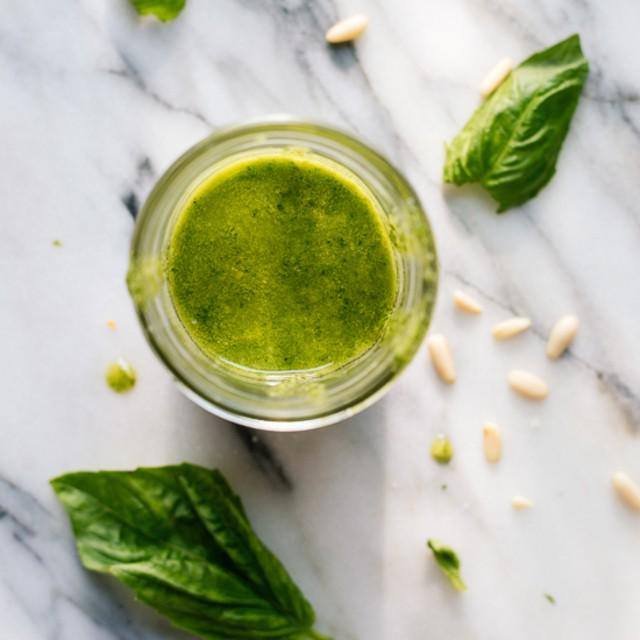 ตัวอย่าง ภาพหน้าปก:Basil Pesto Vinaigrette สูตรน้ำสลัดซอสโหระพา อร่อยฟินแบบไม่กลัวอ้วน