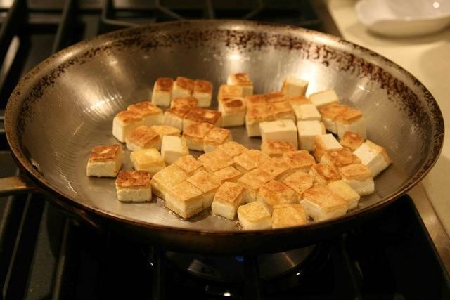 รูปภาพ:https://prosciuttoandparmesan.files.wordpress.com/2011/01/tofu-browning.jpg