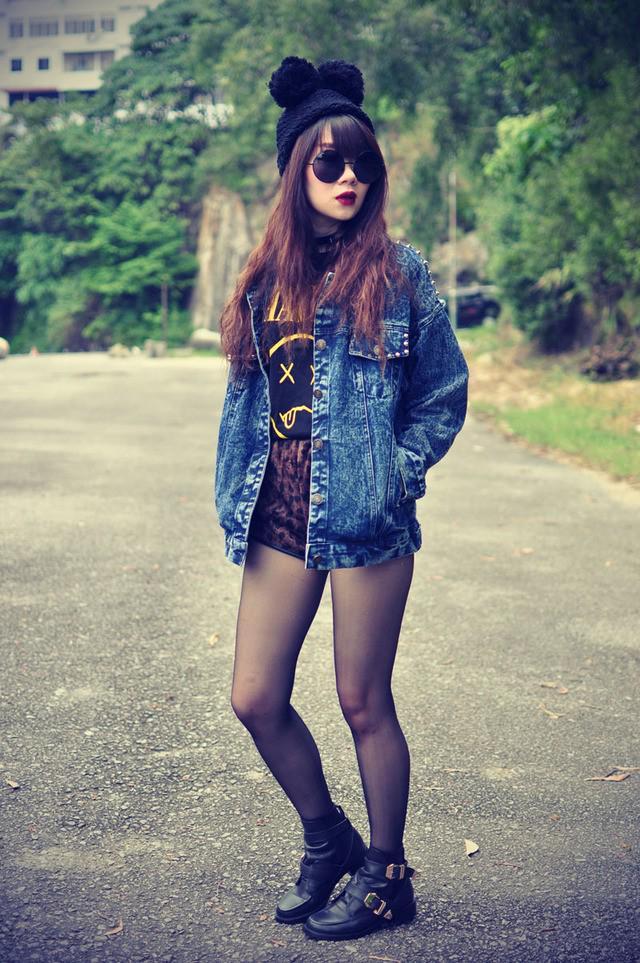 รูปภาพ:http://ninja-cosmico.ninjacosmico.netdna-cdn.com/wp-content/uploads/2016/10/Studded-Denim-jacket-with-Nirvana-Tee-Shorts-with-leopard-print-Leggings-Puff-Beanie-Big-round-sunglasses-Spiked-Choker-necklace-Boots.jpg