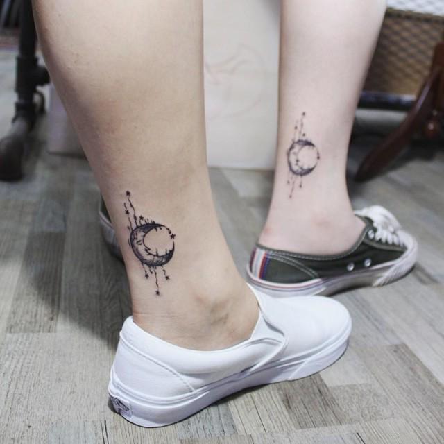 รูปภาพ:https://tattoozza.com/wp-content/uploads/2016/09/ankle-tattoo-moon.jpg