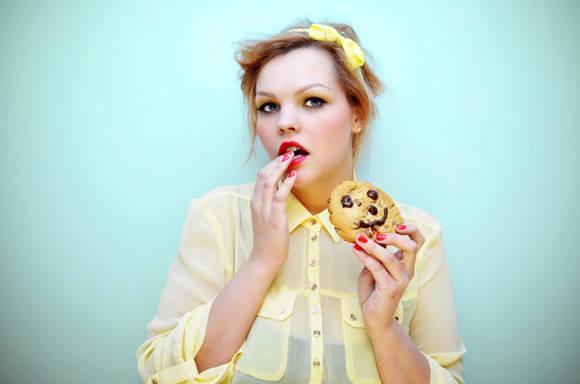 รูปภาพ:http://authoritynutrition.com/wp-content/uploads/2014/05/young-woman-craving-a-chocolate-chip-cookie.jpg