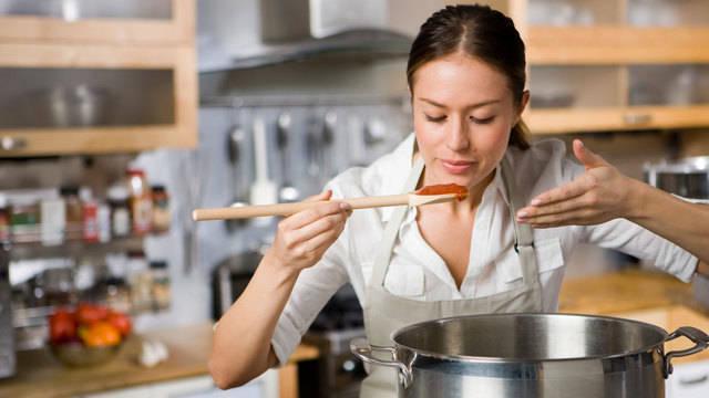 รูปภาพ:http://cdn.sheknows.com/articles/2014/04/Mike/Sponsored/1035053/Woman-cooking-pasta-sauce.jpg