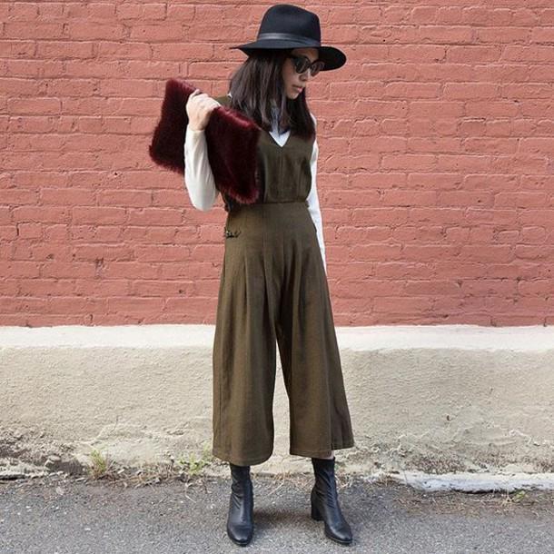 รูปภาพ:http://picture-cdn.wheretoget.it/jdmx1f-l-610x610-jumpsuit-olive+jumpsuit-olive+trend-pixiemarket-korean+fashion-streetwear-streetstyle-cute+jumpsuits-culottes-black+jumpsuit.jpg