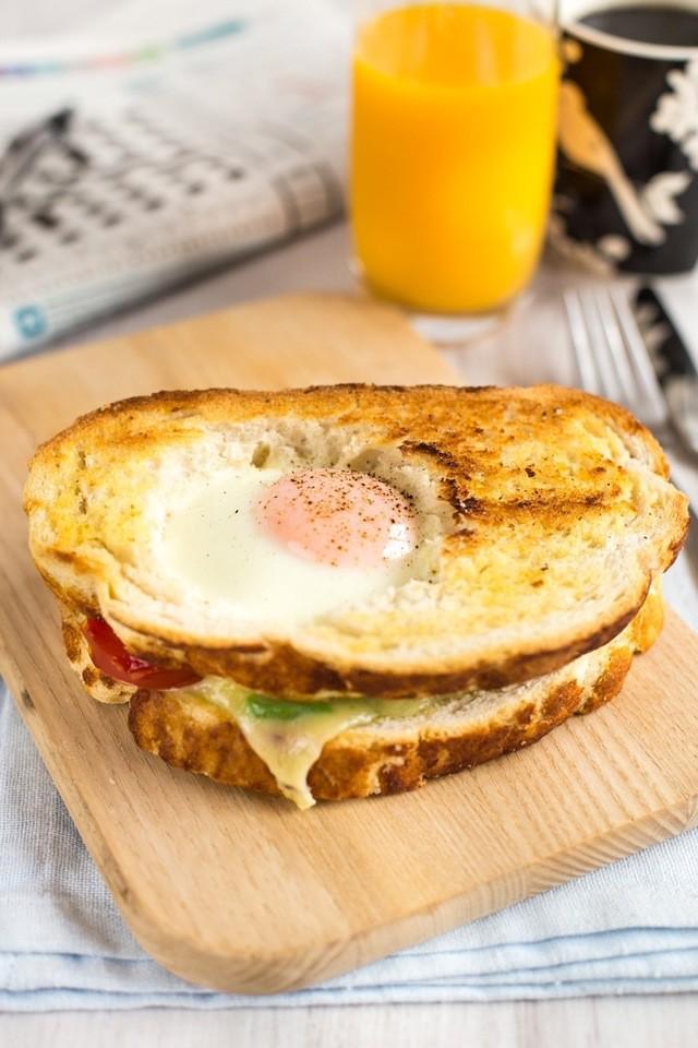 รูปภาพ:https://images.britcdn.com/wp-content/uploads/2017/05/Egg-in-a-hole-breakfast-sandwich-6.jpg?fit=max&w=800