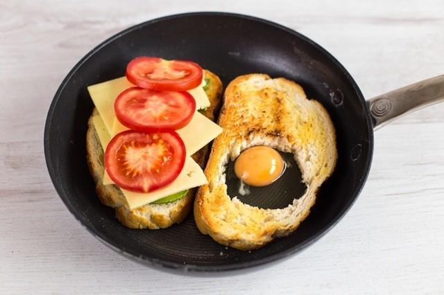 รูปภาพ:https://images.britcdn.com/wp-content/uploads/2017/05/Egg-in-a-hole-breakfast-sandwich-4.jpg?fit=max&w=800