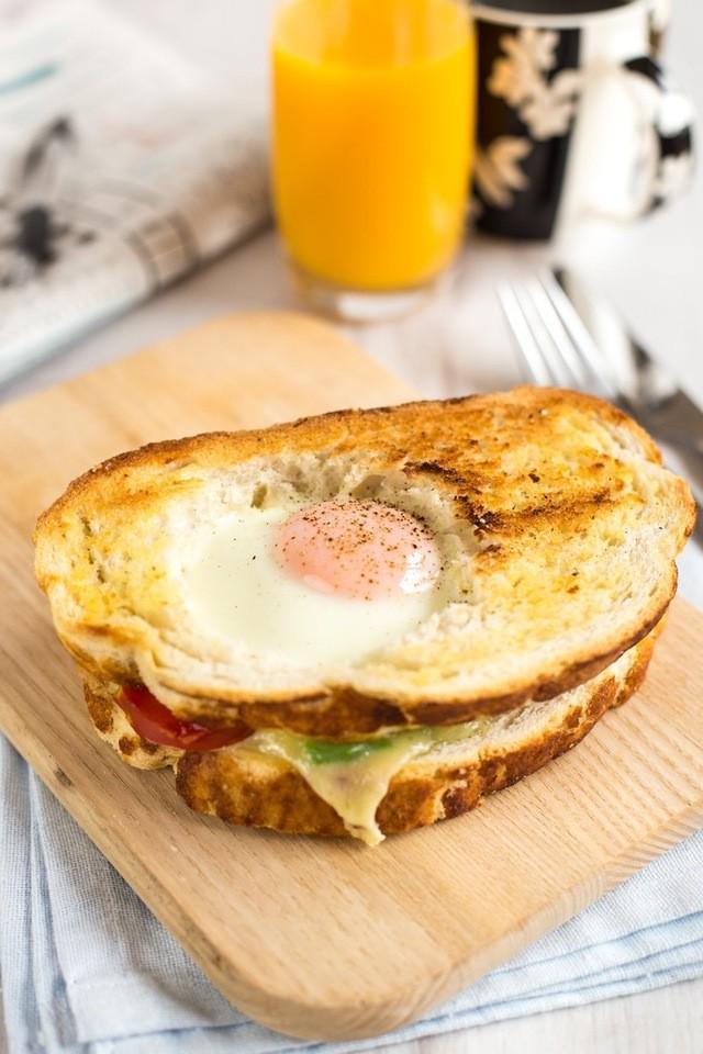รูปภาพ:https://images.britcdn.com/wp-content/uploads/2017/05/Egg-in-a-hole-breakfast-sandwich-7.jpg?fit=max&w=800