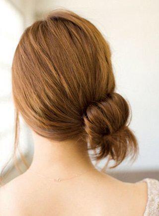รูปภาพ:http://dressy.jp.net/wp/wp-content/themes/dressy/images/hairstyle/yourself/medium/medium-hair-up-style-yourself3-3.jpg