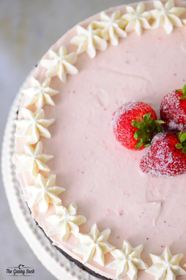 รูปภาพ:http://www.thegunnysack.com/wp-content/uploads/2016/07/Strawberry-Cheesecake-Chocolate-Crust.jpg
