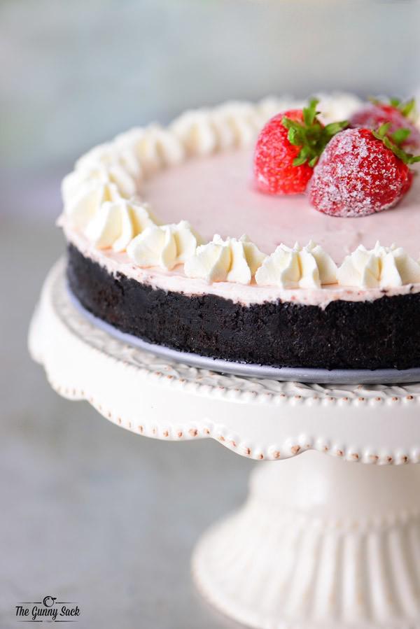 รูปภาพ:http://www.thegunnysack.com/wp-content/uploads/2016/07/No-Bake-Strawberry-Chocolate-Cheesecake.jpg