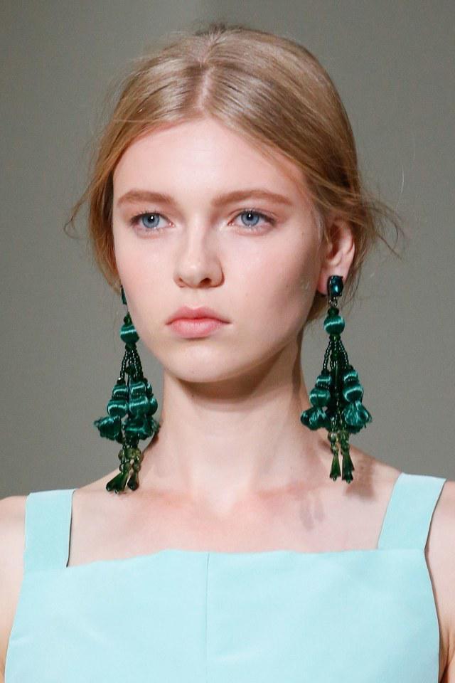 รูปภาพ:https://media.glamour.com/photos/569595e693ef4b09520d3bdd/master/w_1024,c_limit/fashion-2015-09-spring-2016-statement-earrings-oscar-de-la-renta-main.jpg