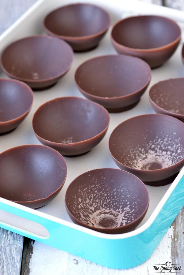 รูปภาพ:http://www.thegunnysack.com/wp-content/uploads/2015/04/Chocolate_Fruit_Bowls.jpg