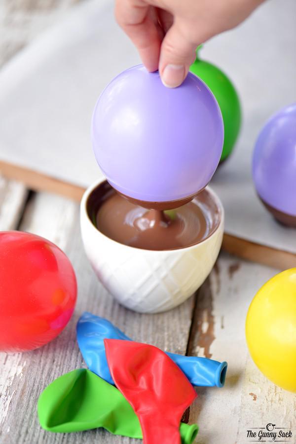 รูปภาพ:http://www.thegunnysack.com/wp-content/uploads/2015/04/Chocolate_Dipped_Balloon_Bowls.jpg
