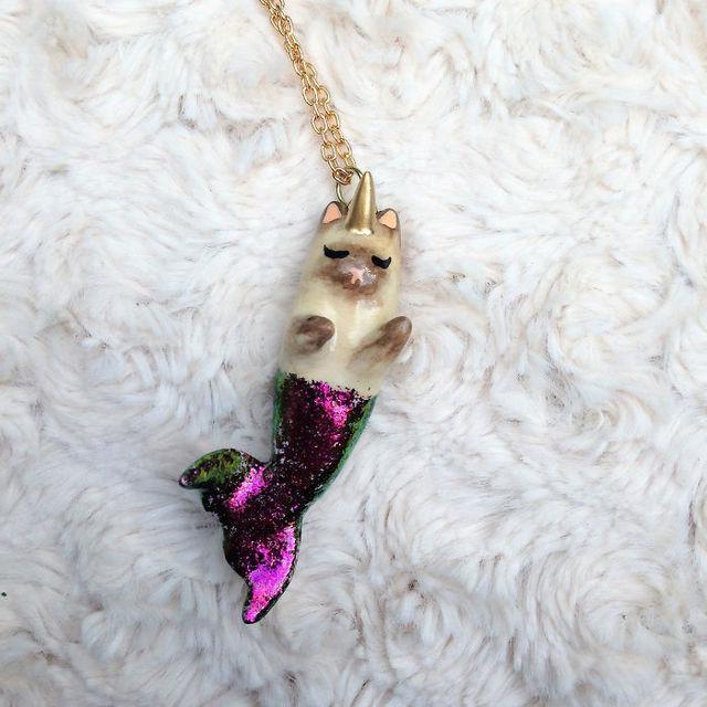 รูปภาพ:http://static.boredpanda.com/blog/wp-content/uploads/2017/05/cat-necklace-purrrmaids-girlandhercat-17-59229c5fb991d__700.jpg