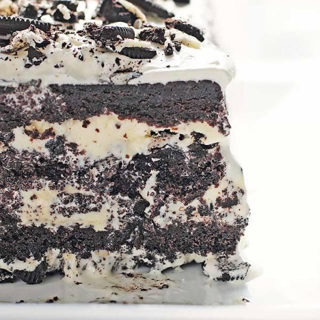 ภาพประกอบบทความ สูตรเค้กไอศกรีม "Cookies and Cream Icebox Cake" สุดเริ่ด หวานเย็นอร่อยฟินสุด!