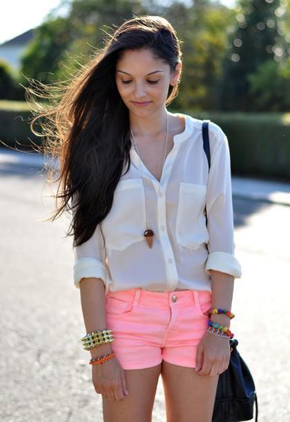 รูปภาพ:http://picture-cdn.wheretoget.it/34au5d-l-610x610-shorts-short-pink+short-shirt-white+shirt-summer+outfit-chemise-accessoires-bracelets-bag-blouse-jewels.jpg