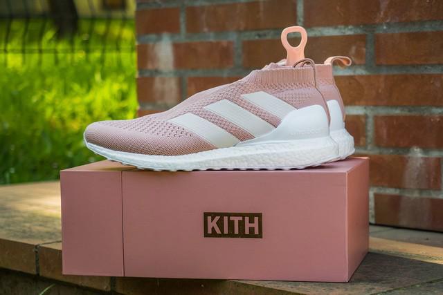 รูปภาพ:http://www.trendsperiodical.fr/wp-content/uploads/2017/04/kith-adidas-ace-16-purecontrol-ultra-boost-02.jpg